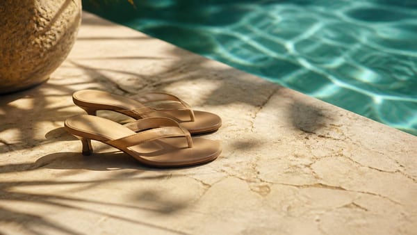 Adieu les sandales : Sylvie Tellier (48 ans) préfère ces chaussures stars de l'été qui flattent toutes les silhouettes