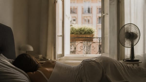 Quand le mercure grimpe, la nuit devient difficile. Découvrez les techniques éprouvées pour préserver un repos répara…