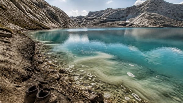 Crème solaire et piétinement : pourquoi les scientifiques disent stop aux baignades en lac d'altitude