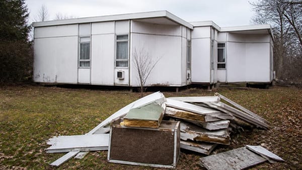 Les habitations modulaires préfabriquées canadiennes promettaient une révolution. Aujourd'hui, leurs propriétaires af…