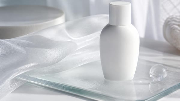 Un écran solaire haute protection qui transforme la peau en surface lissée, contrôle la brillance et remplace la base…