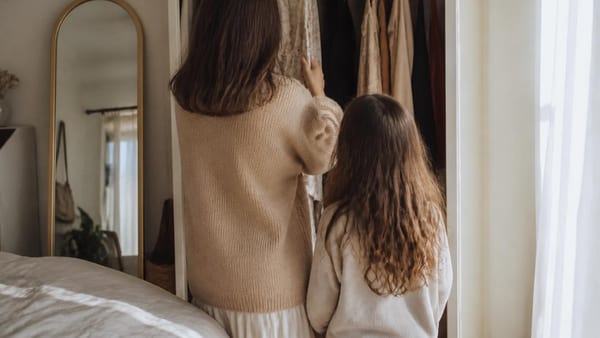De la garde-robe aux valeurs, découvrez comment le lien mère-fille transforme la mode en héritage vivant et créatif.