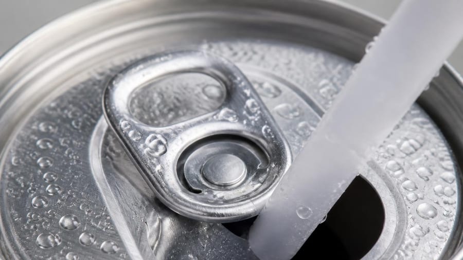 Les gens hallucinent quand ils apprennent la vraie utilité du trou dans la languette des canettes de soda